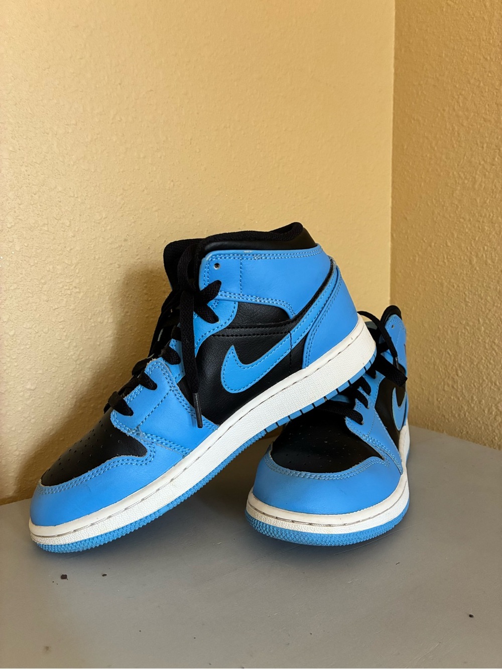 Air Jordan 1 Mid University Blue Black GS Size 4.5Y DQ8423